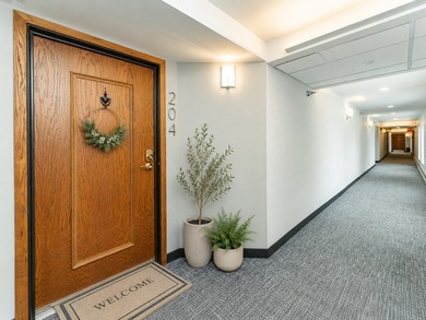 Enjoy a comfortable, convenient lifestyle in this light-filled - photo 2
