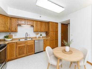 Enjoy a comfortable, convenient lifestyle in this light-filled - photo 3