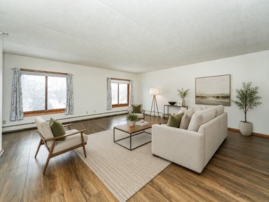 Enjoy a comfortable, convenient lifestyle in this light-filled - photo 8