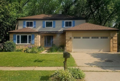 Lake Home For Sale in Lindenhurst, Illinois