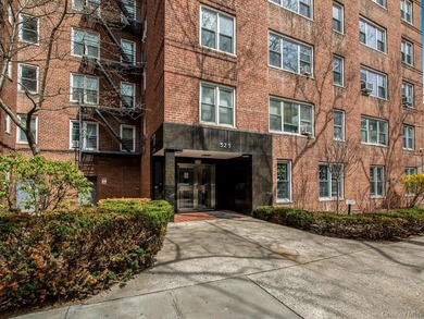 COMMUTERS DREAM LOCATION! This beautiful corner unit features a - photo 13