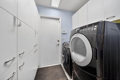 Welcome to this well-appointed 4-bedroom, 3-bathroom residence - photo 21