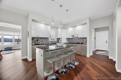 MOTIVATED SELLERS!!! Experience the newest fully furnished - photo 14