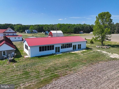 Stunning restored Farm House on 6.49 acre mini-farm . 3 bedroom - photo 45