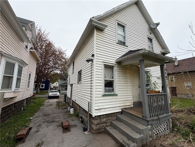 Charming 2-story colonial single-family home located on a quiet - photo 3