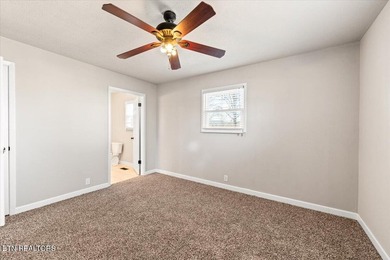 Welcome home to this well-maintained three-bedroom, two-bath - photo 32
