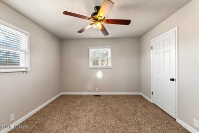 Welcome home to this well-maintained three-bedroom, two-bath - photo 33