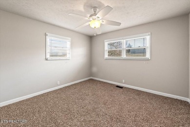 Welcome home to this well-maintained three-bedroom, two-bath - photo 34