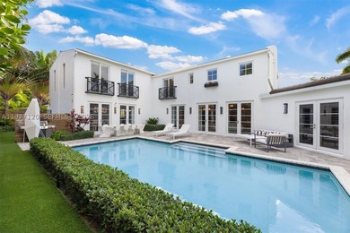 This luxurious Miami Beach estate presents a seamless blend of - photo 1
