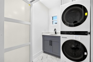Virtually Staged. FULLY REMODELED 3 BEDROOM, 2 BATH, 1-CAR - photo 34