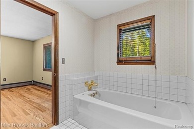 Hidden and tucked away, this is one of those properties that - photo 22
