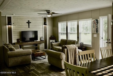 This beautifully maintained manufactured 2023 Clayton home - photo 9