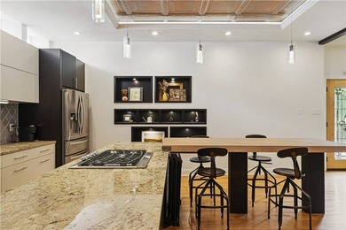 Perfectly positioned just moments from the vibrant restaurants - photo 13