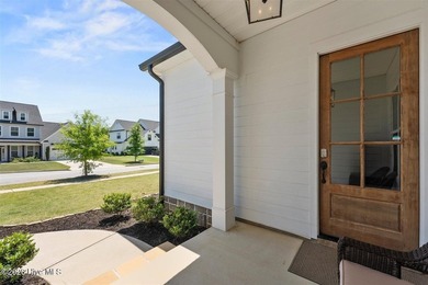 Two primary suites, a gourmet kitchen, soaring vaulted ceilings - photo 2
