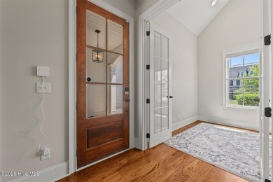 Two primary suites, a gourmet kitchen, soaring vaulted ceilings - photo 3