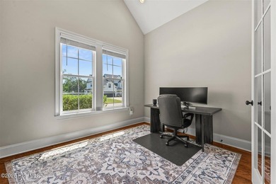 Two primary suites, a gourmet kitchen, soaring vaulted ceilings - photo 4