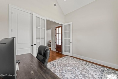 Two primary suites, a gourmet kitchen, soaring vaulted ceilings - photo 5