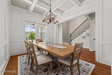 Two primary suites, a gourmet kitchen, soaring vaulted ceilings - photo 8