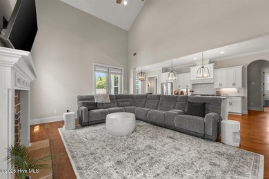 Two primary suites, a gourmet kitchen, soaring vaulted ceilings - photo 9