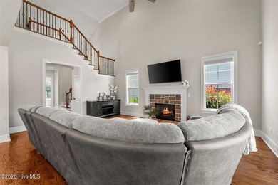 Two primary suites, a gourmet kitchen, soaring vaulted ceilings - photo 10