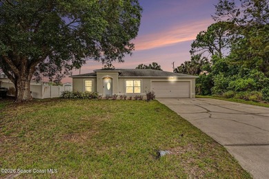 Nice 3 bedroom 2 bath 2 car garage with a bonus room & a Large - photo 2