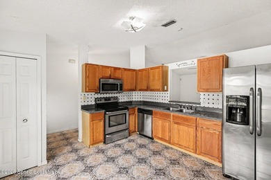 Nice 3 bedroom 2 bath 2 car garage with a bonus room & a Large - photo 6