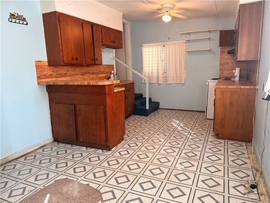 Charming 2-bedroom, 1-bath home situated on a spacious lot with - photo 2