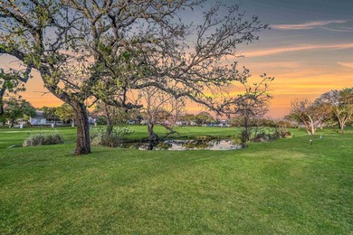 Tucked into the heart of Horseshoe Bay, this beautifully updated - photo 1