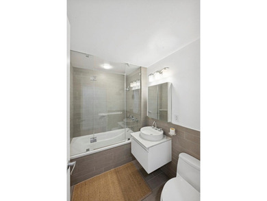Open layout with XL living area and spacious bedrooms with TONS - photo 18