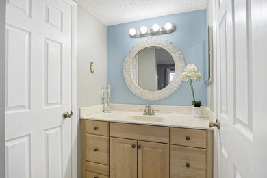 Gorgeous 2 bed, 2 bath, 2nd floor condo overlooking the 8th - photo 16