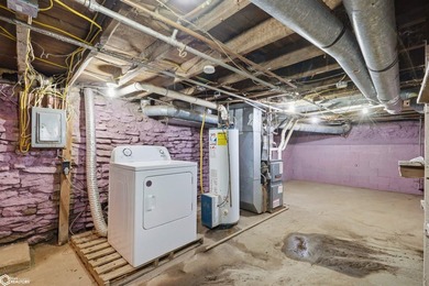Charming and move-in ready, this beautifully renovated 2-bedroom - photo 21