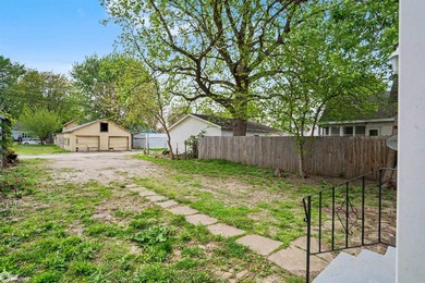 Charming and move-in ready, this beautifully renovated 2-bedroom - photo 23