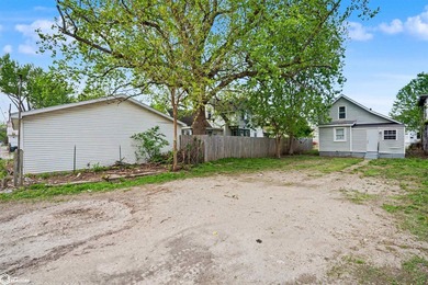 Charming and move-in ready, this beautifully renovated 2-bedroom - photo 24
