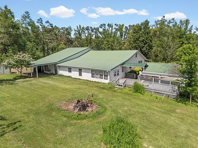 Country living with a kitchen that'll make you stay. This fully - photo 41