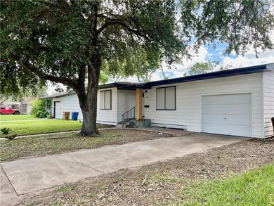 Welcome to this nicely updated move in ready home. Living - photo 2