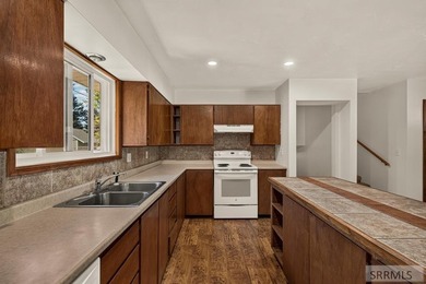 Well-maintained home offering a functional floor plan - photo 12