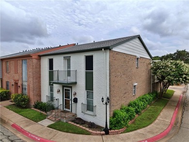 Welcome to this nicely maintained townhome in Carriage Park! As - photo 2