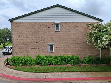 Welcome to this nicely maintained townhome in Carriage Park! As - photo 3