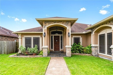 Welcome to this spacious 4-bedroom, 3-bathroom stucco home - photo 2