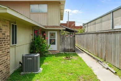 Welcome to Lakewood Village! This charming end-unit condo offers - photo 1