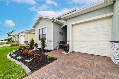 This 4 Bdrm, 3 Bath, 3 Car Garage Lakefront Home on CUL DESAC! - photo 4