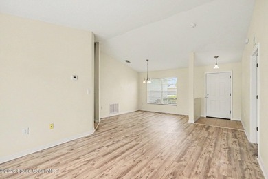 Discover the perfect blend of comfort and convenience in this - photo 4
