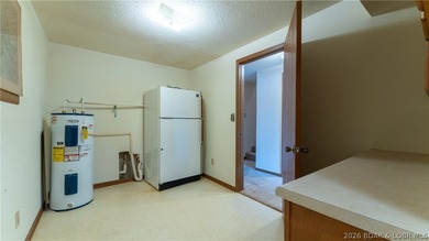 Welcome to lake life in this warm and inviting lakefront home - photo 24
