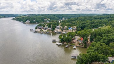 Welcome to lake life in this warm and inviting lakefront home - photo 32