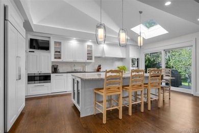 Set within the coveted Estates II gated community in Manhasset - photo 11