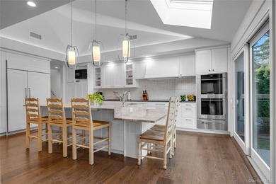 Set within the coveted Estates II gated community in Manhasset - photo 12