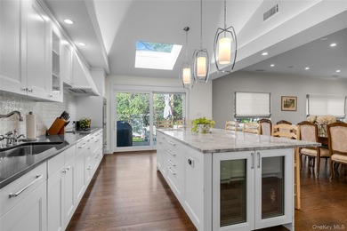 Set within the coveted Estates II gated community in Manhasset - photo 13