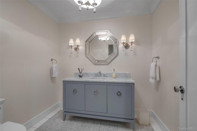 Set within the coveted Estates II gated community in Manhasset - photo 14