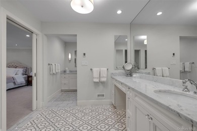 Set within the coveted Estates II gated community in Manhasset - photo 20