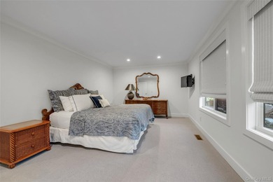 Set within the coveted Estates II gated community in Manhasset - photo 23